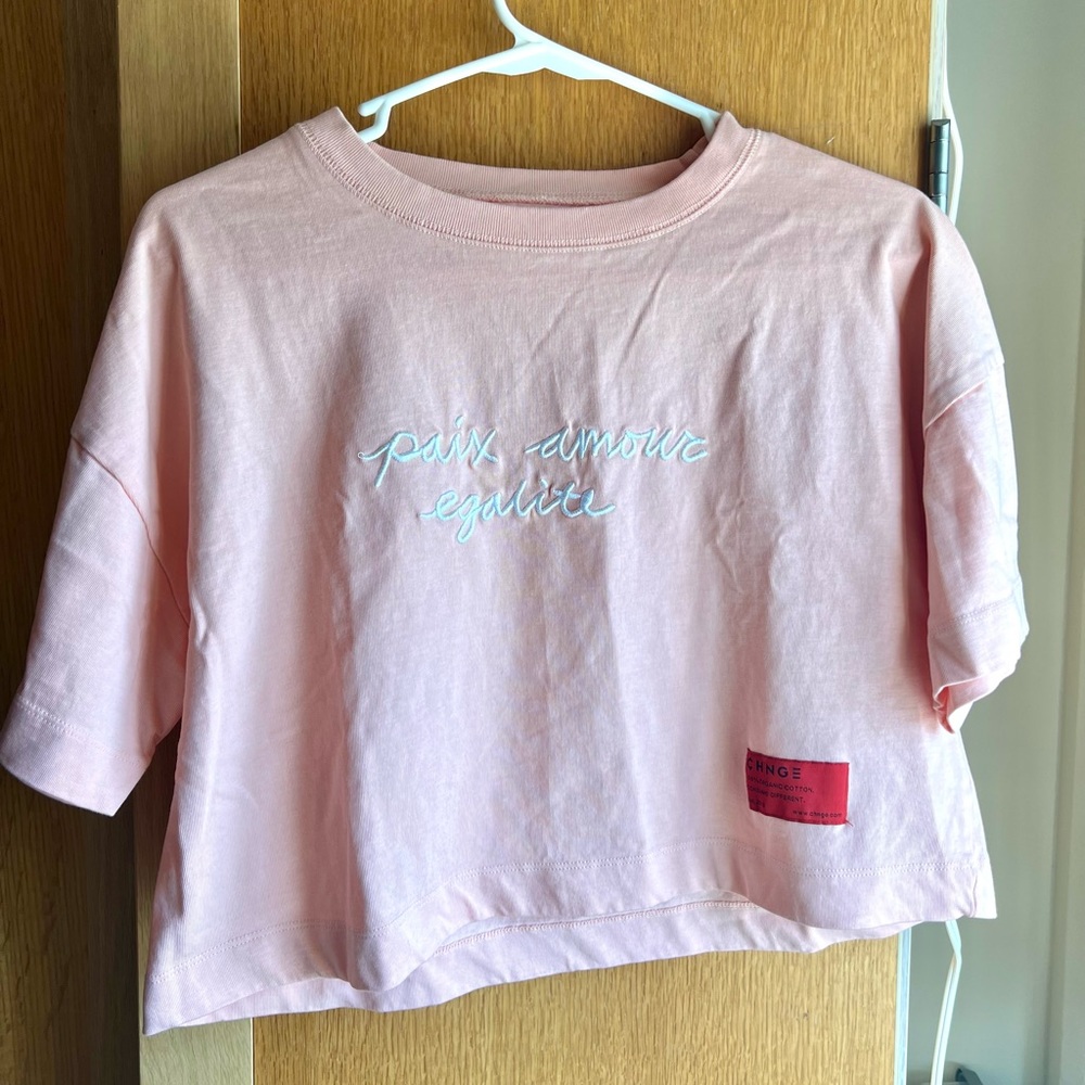 CHNGE Unisex Crop Top “paix, amour, égalité,” S-M, Peachy Pink